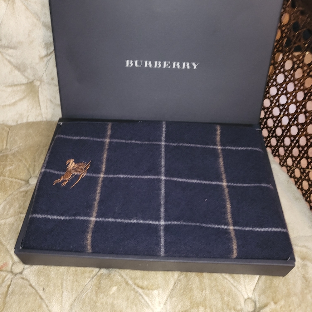 (SOLD)Authentic Burberry lap wool blanket/wrap - Picture 1 of 4